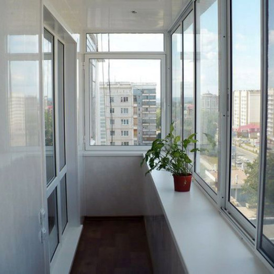 Холодное остекление балкона с отделкой: фото