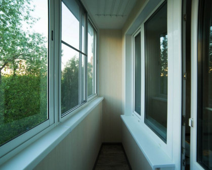 Холодное остекление балкона с отделкой